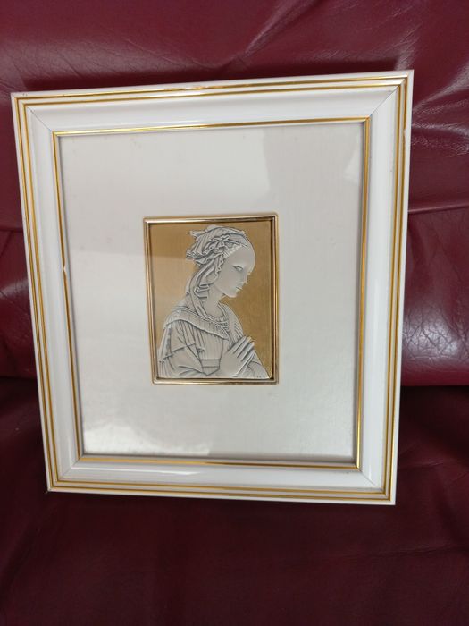 Quadro em tons de branco e dourado com moldura lacada