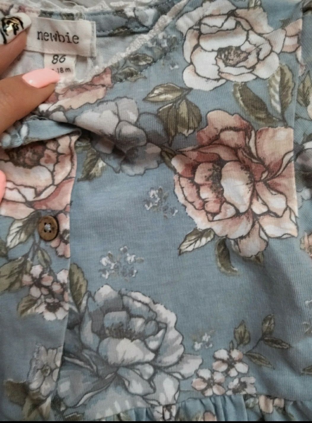 Błękitna sukienka w róże Newbie r. 86 bufki kwiaty koronka limitka