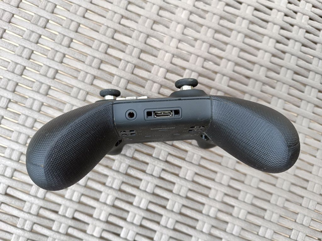 Pad Xbox series 2 z oryginalnym etui.