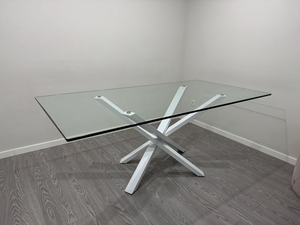 Mesa de jantar de vidro e metal branco