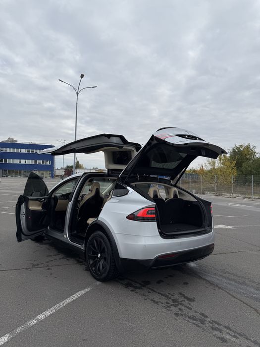 Тесла модел Х 90D максимальная комплектация 3 рядная
