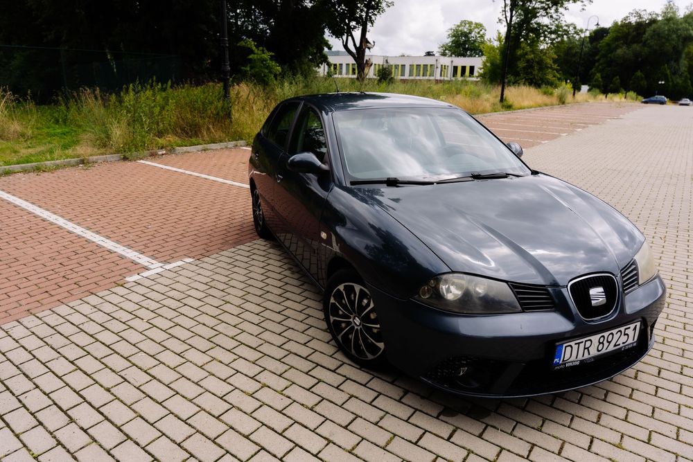 Seat Ibiza 1.4 benzyna niski przebieg, nowy akumulator, hak 2 komp kół