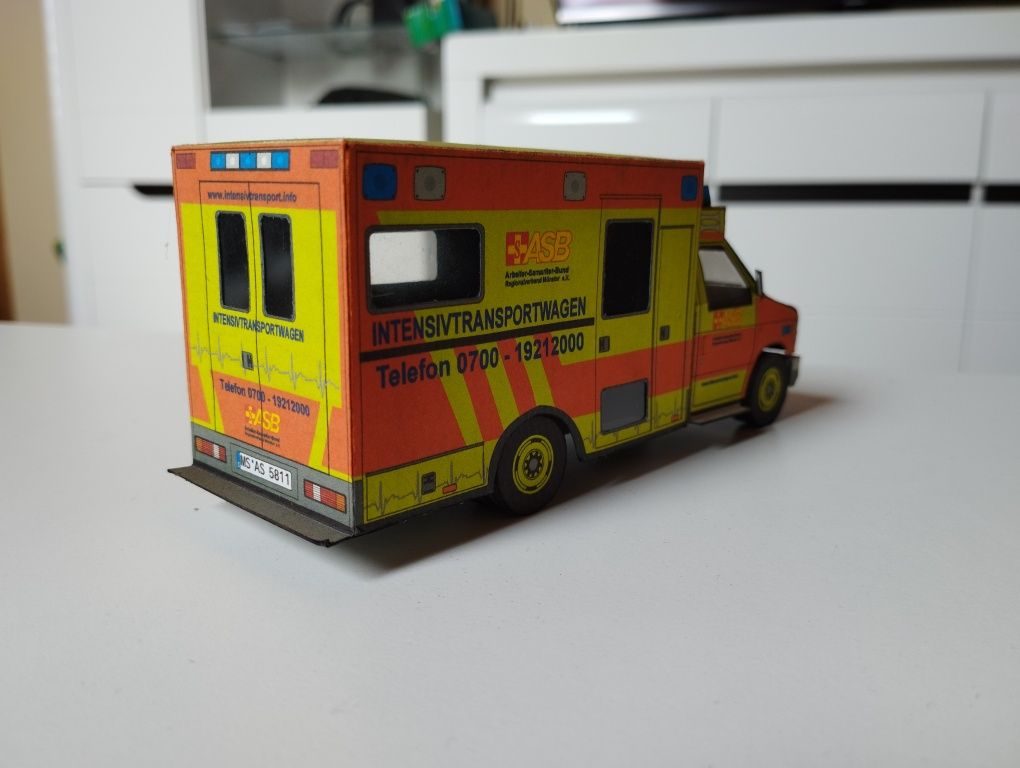 Model kartonowy karetka ambulans  zabawka ciężarówka