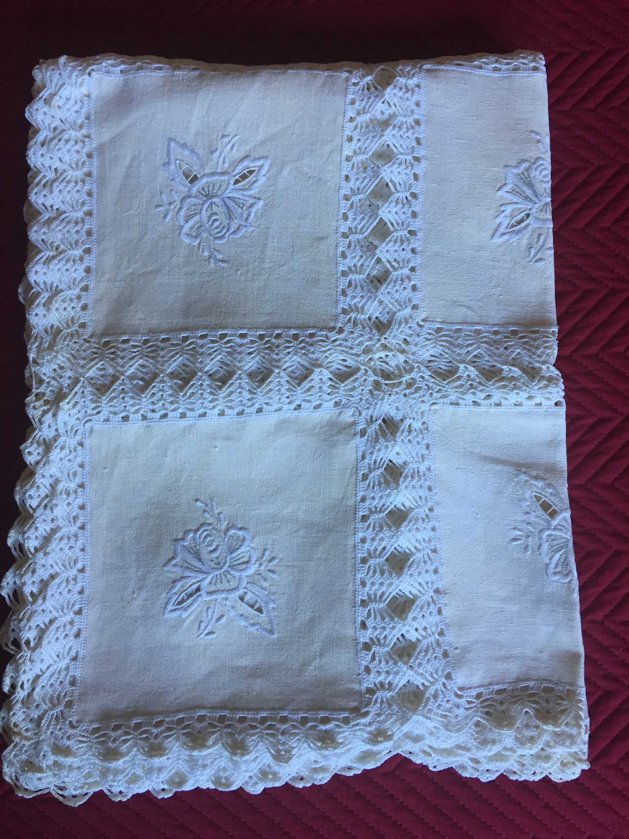 3 toalhas de mesa com crochet e bordados