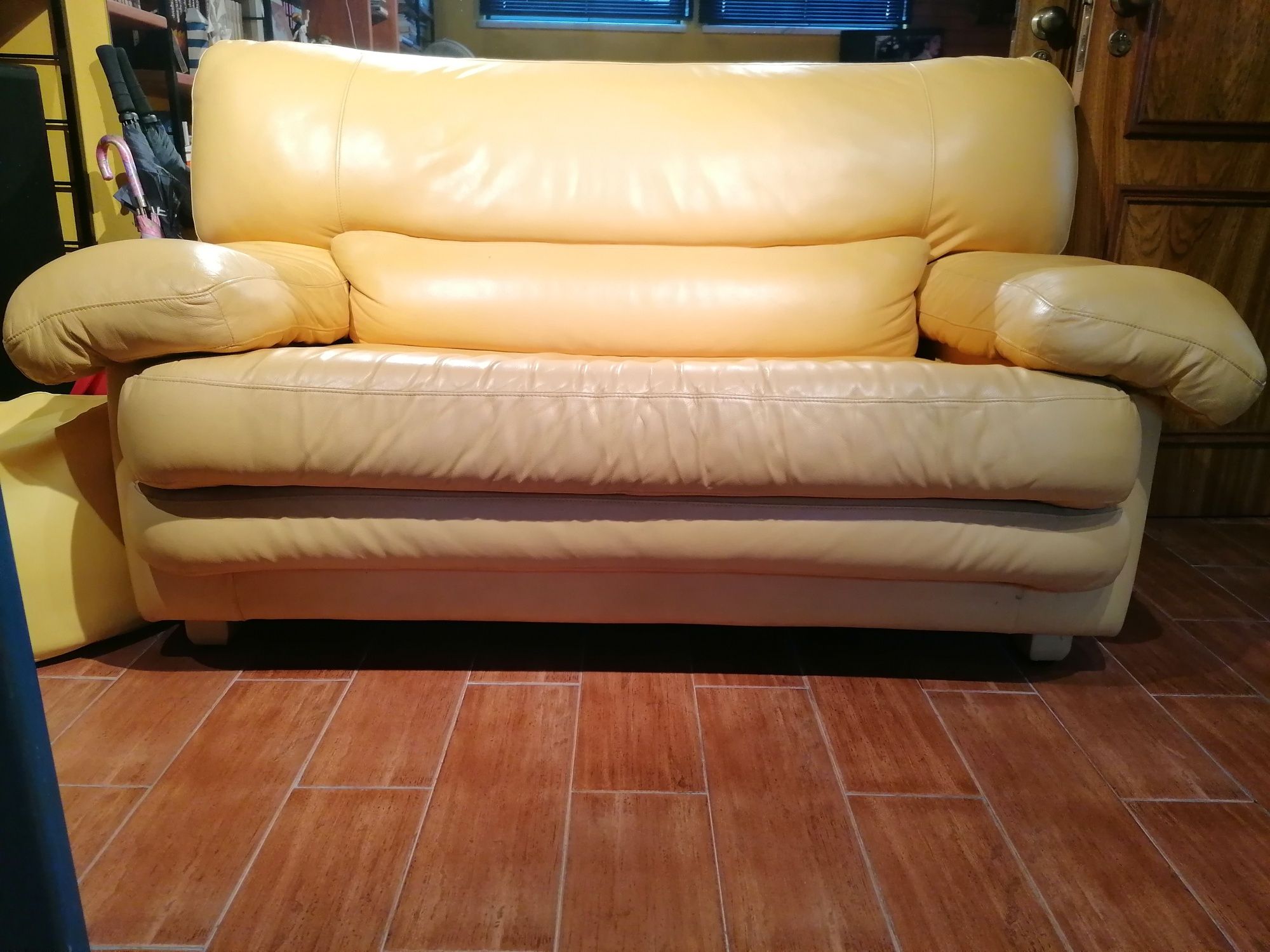 Vendo sofá amarelo