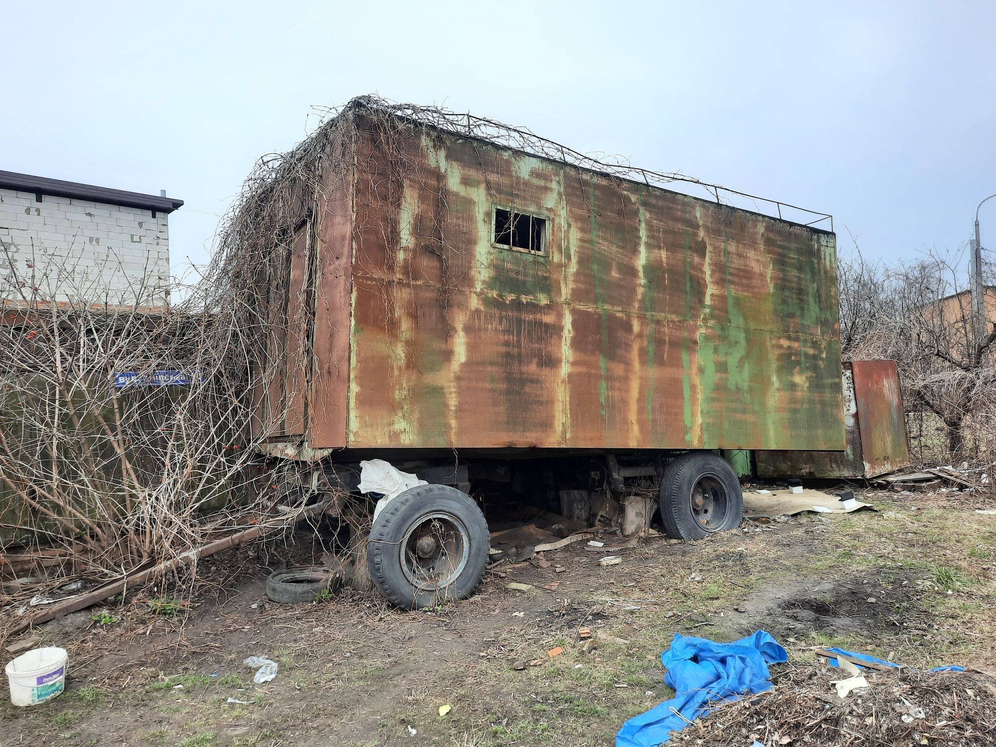 Продам прицеп под бытовку.