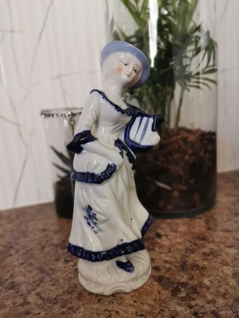 Figurka porcelanowa kobieta z harfą