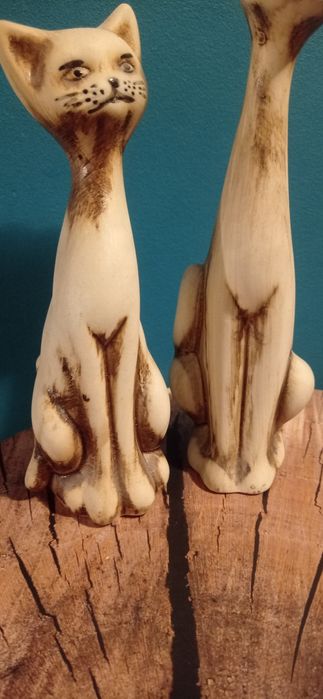 Dwa ceramiczne koty z długą szyją
