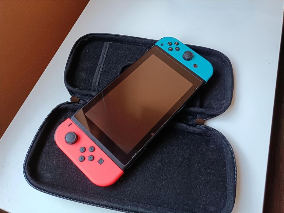 Nintendo Switch (original) + Carregador + Bolsa + deck  — Estado Muito