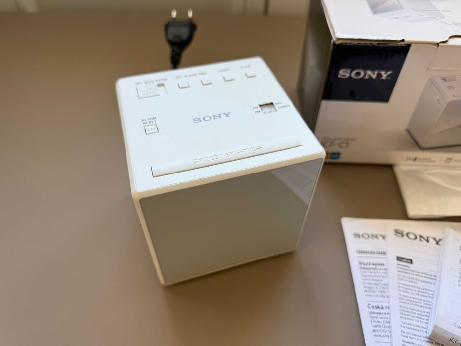 SONY ICF-C1 Портативний радіоприймач - годинник/радіо/будильник