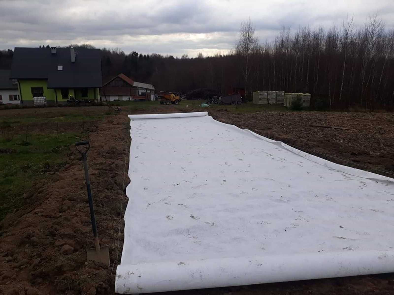 Geowłóknina polipropylenowa na ujeżdżalnie na padok dla koni.