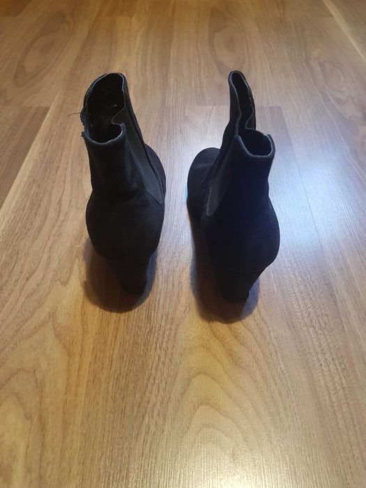 Czarne buty na koturnie