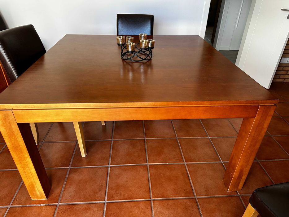 Mesa de Jantar em Madeira Extensível 1,5m x 1,5m (até 3m) – 500€