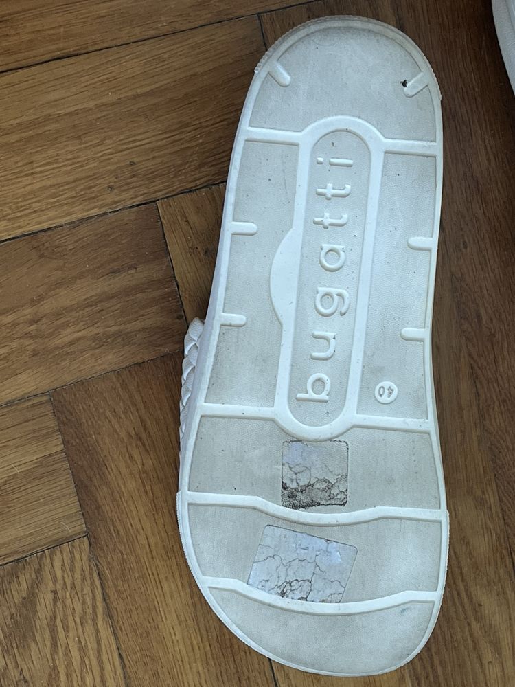 klapki na platformie Bugatti plecione
