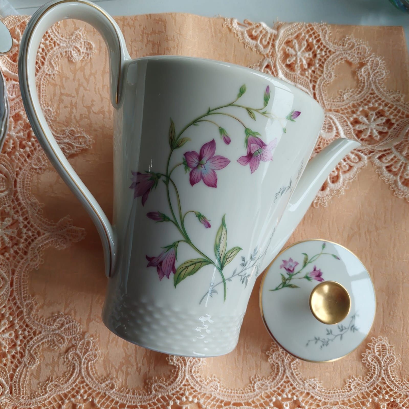 Dzbanek do kawy sygnowany Johann Haviland Bavaria. Porcelana w kolorze