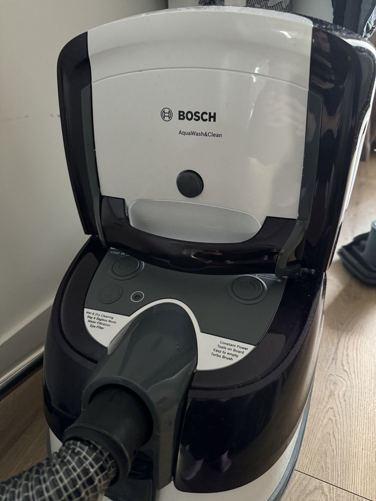 Пилосмок миючий з аквафільтром Bosch BWD41740
