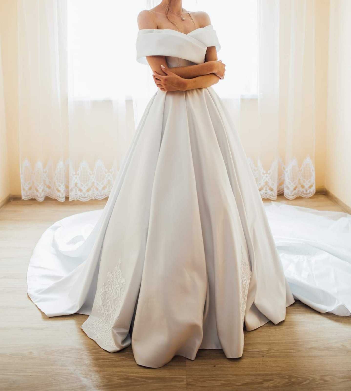 Весільне плаття , сукня салону Crystal .