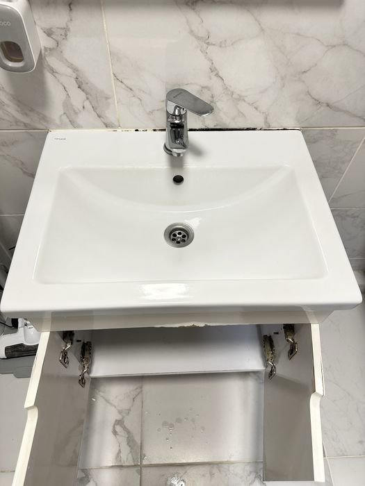 Тумба з умивальником і змішувачем