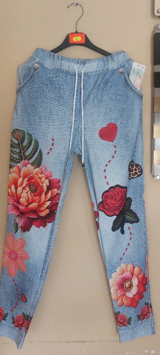Spodnie materiałowe a'la jeans w kwiaty