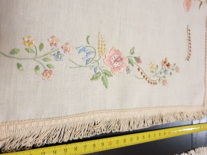 Panos bordados antigos para decoração de mesas