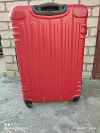 Продам красний чемодан