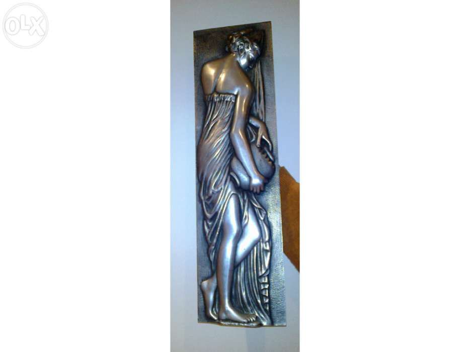Placa decorativa com figura feminina