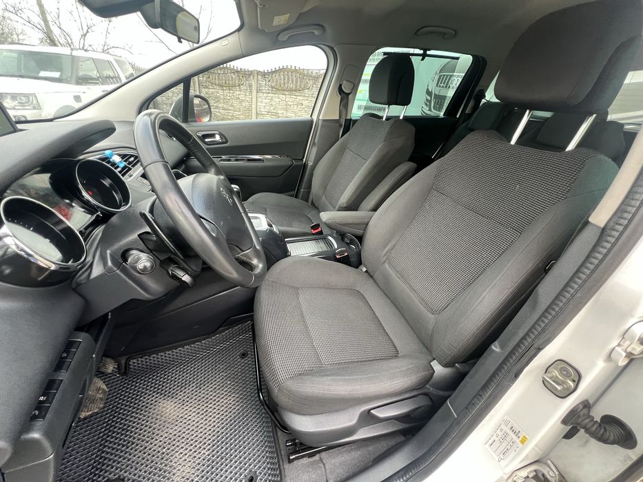 Сімейна машина в дуже гарному стані за всіма деталями телефонуйте