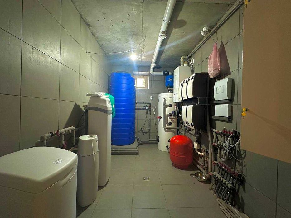 Надёжный дом в Совиньоне с подвалом-укрытием и бассейном. 7,2 сотки.