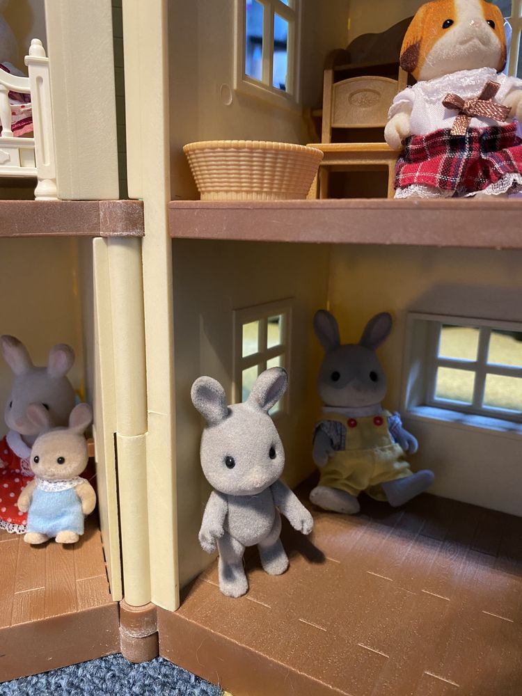 Duży zestaw Sylvanian Families umeblowany domek + 14 postaci