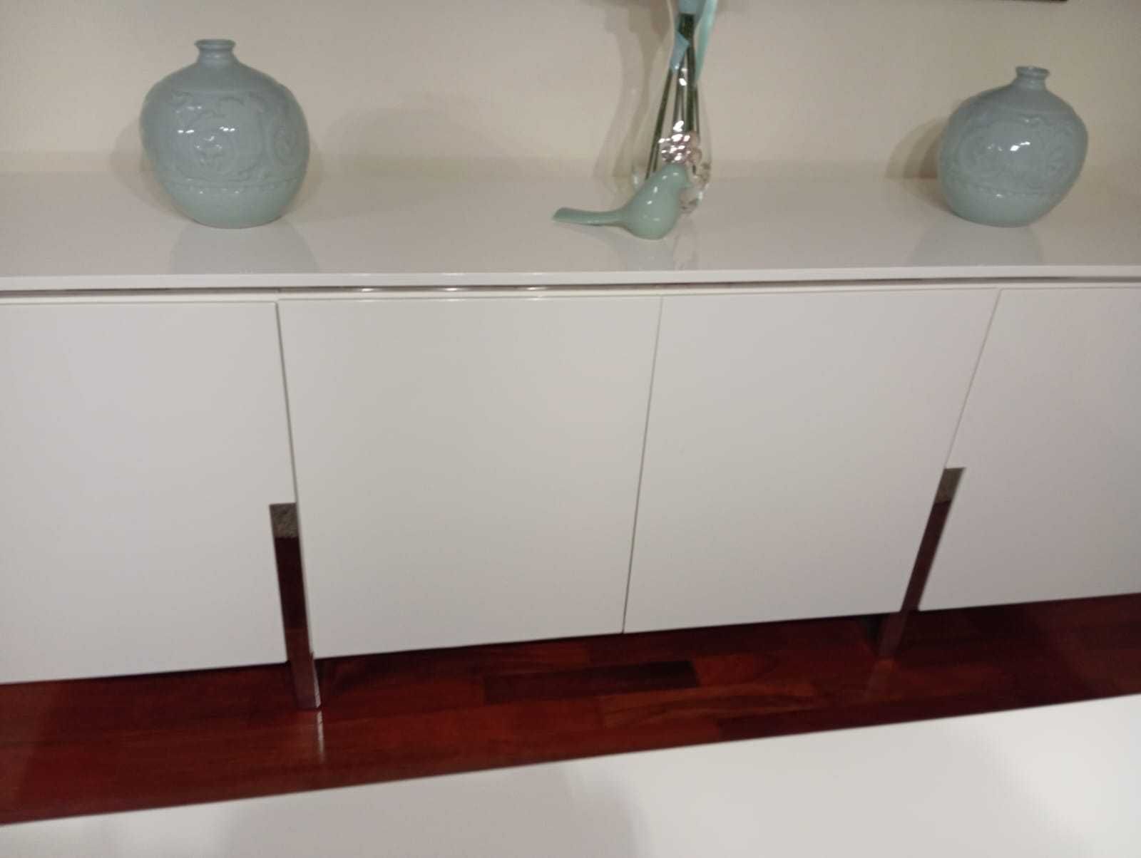 aparador em alto brilho com portas e pes em inox como novo
