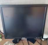 Monitor Dell kwadratowym 17" cali