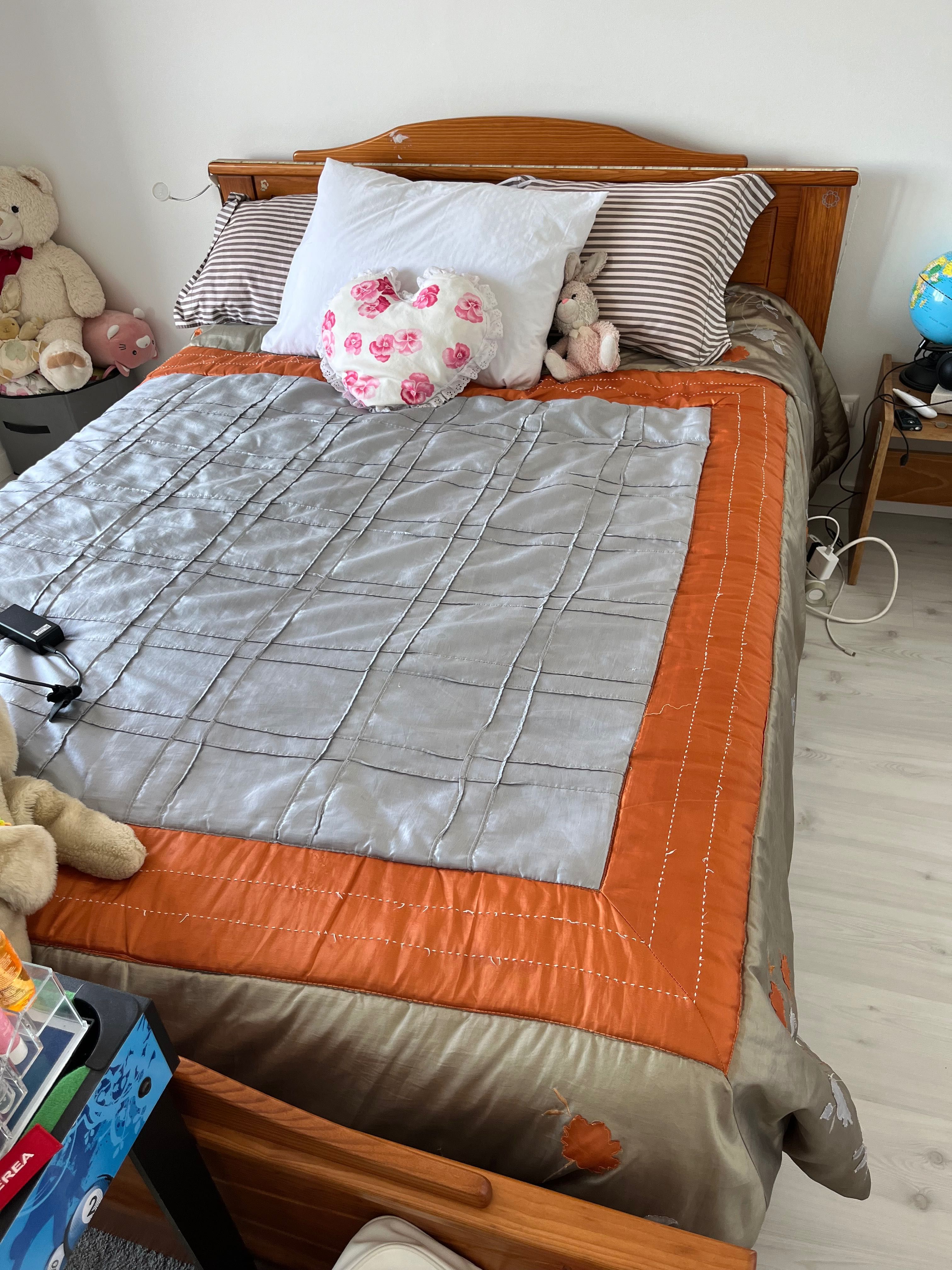 Duas camas de casal com baú, colchão e estrado (155x210)