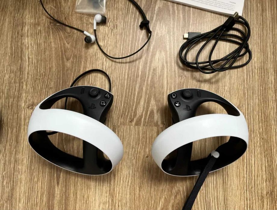 Sony PlayStation VR2, отличное состояние + диски RE Village & RE 4
