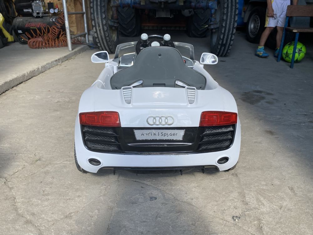 Samochodzik na akumulator dla dziecka "Audi R8 Spyder"