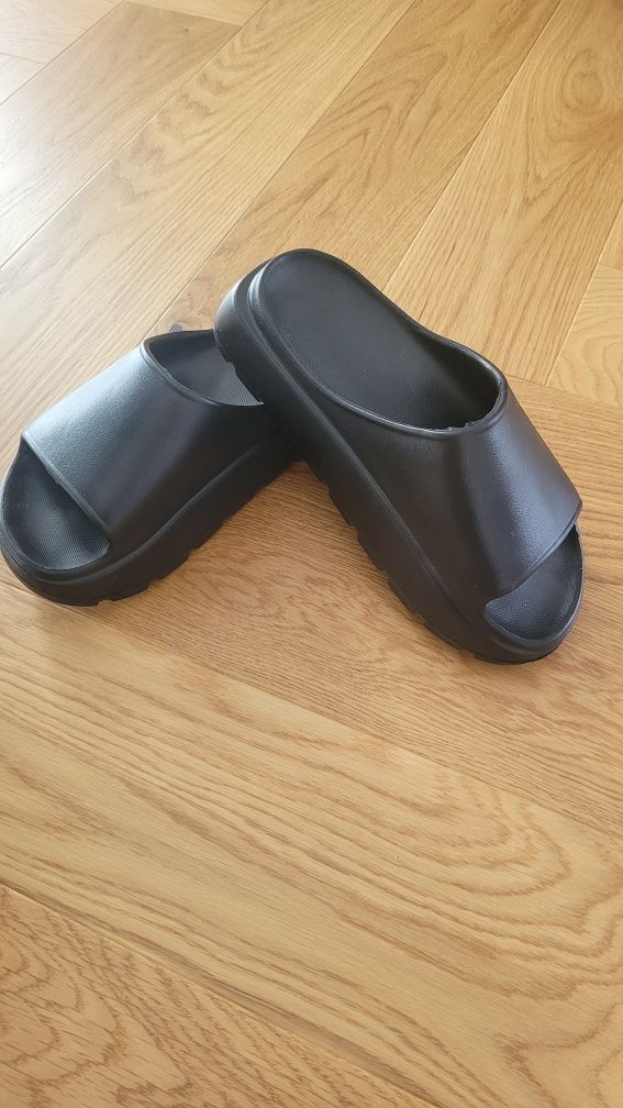 Klapki na platformie