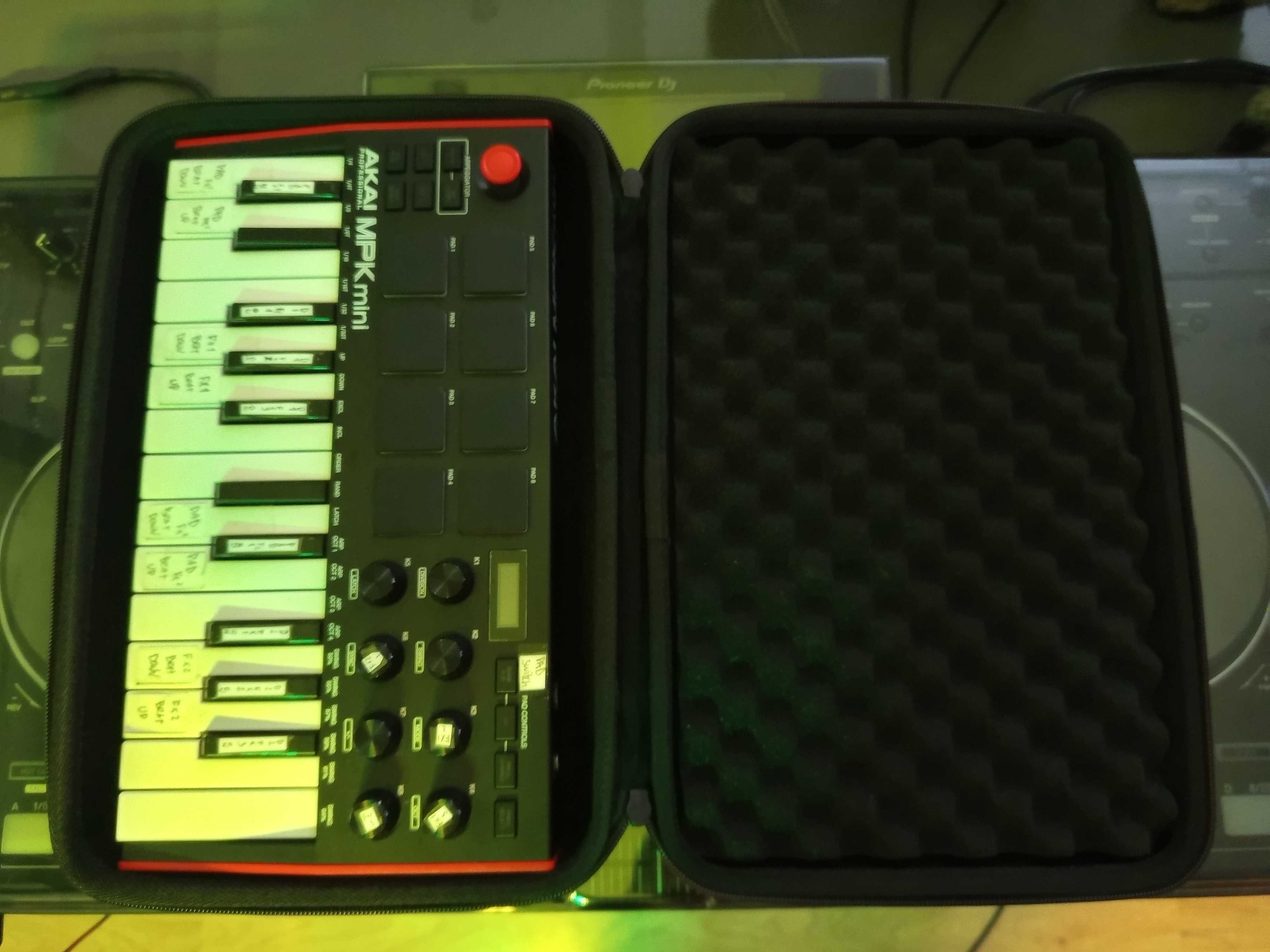 Akai MPK Mini 3 + Mala de transporte + Caixa original