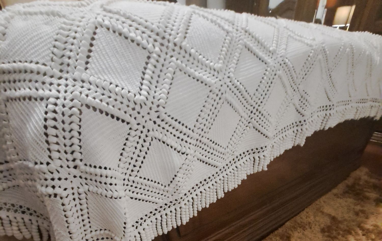 3 Colchas de renda,feitas à mão.