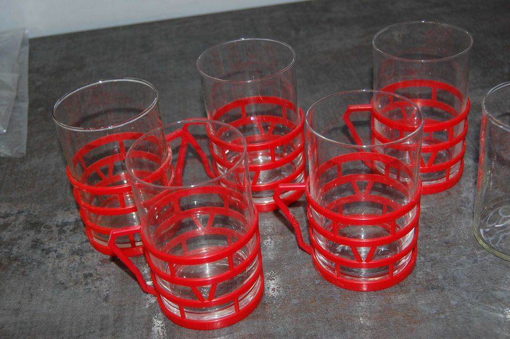 Szklanki z PRL z koszyczkami