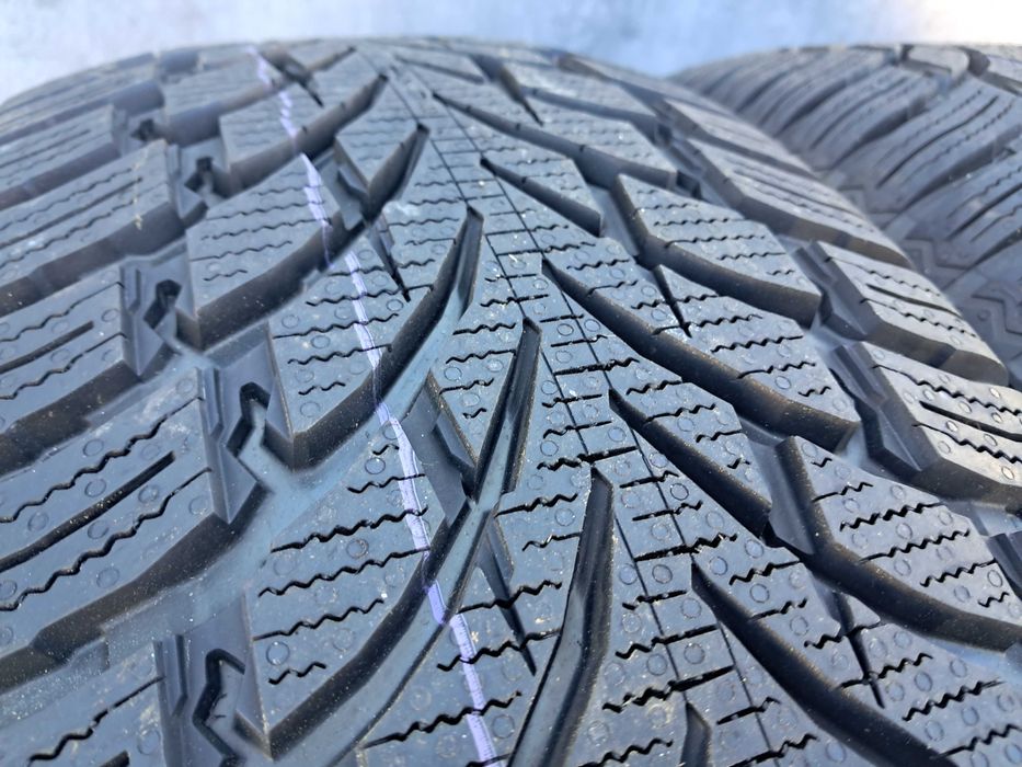 Резина зимова. НОВА 235/60 R17 Nokian WR SUV 4