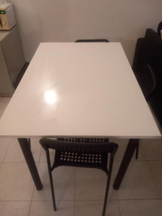 Mesa de jantar com 4 caseiras