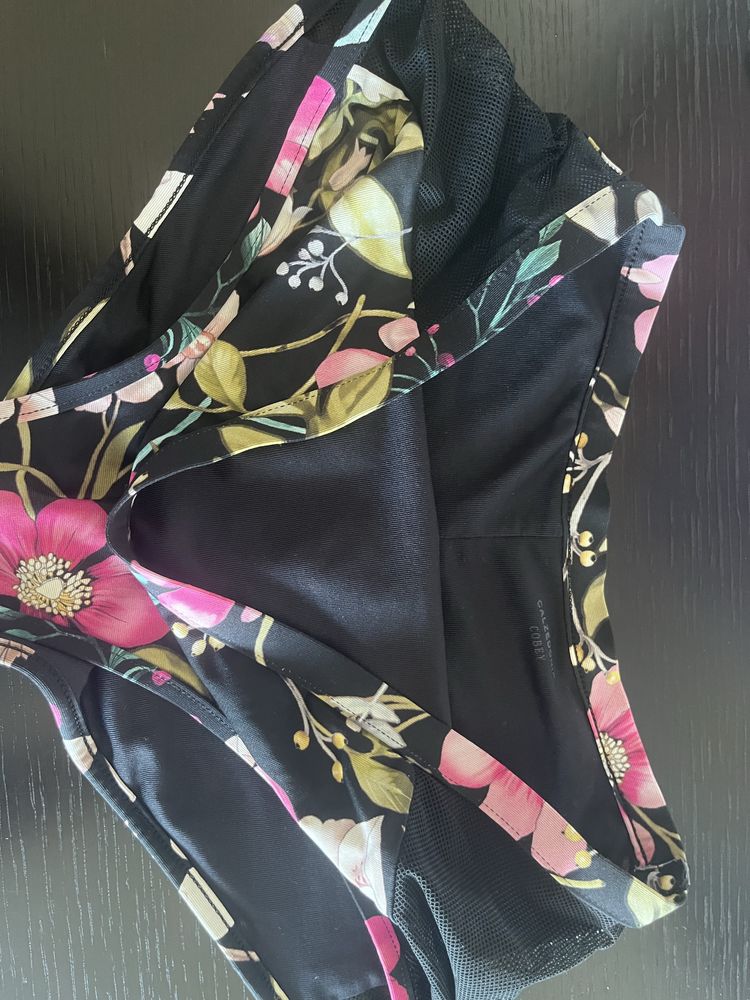 Biquini calzedonia cuecas subidas preto e rosa floral