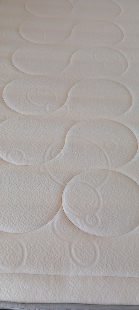 Cama com colchão viscoelástico e estrado