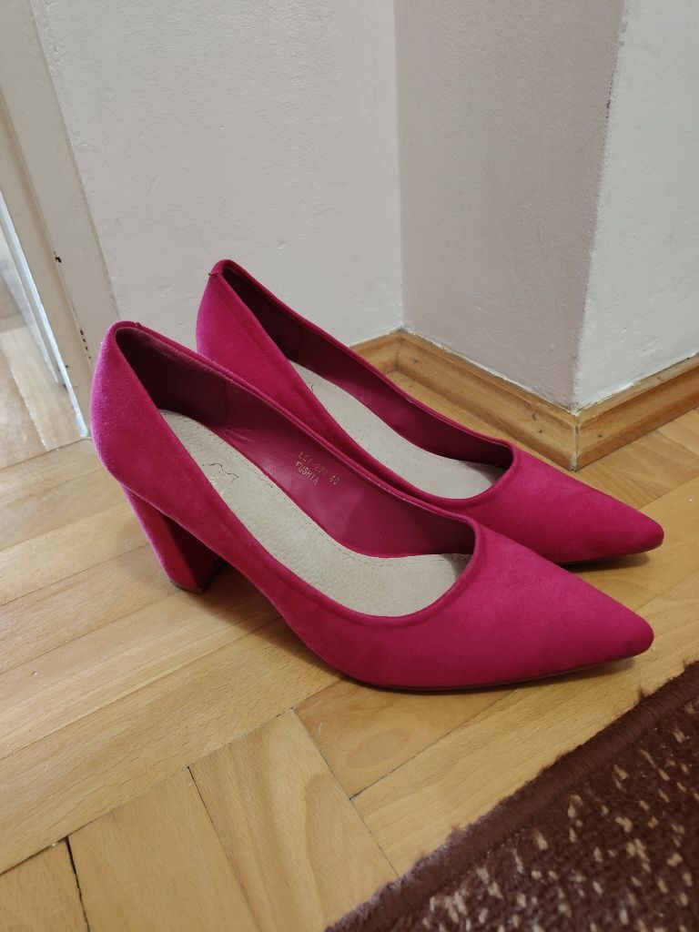 Czułenka damskie buty na obcasie