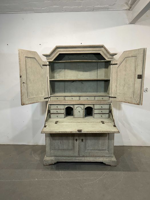 Szwedzki antyczny kredens z sekretarzykiem