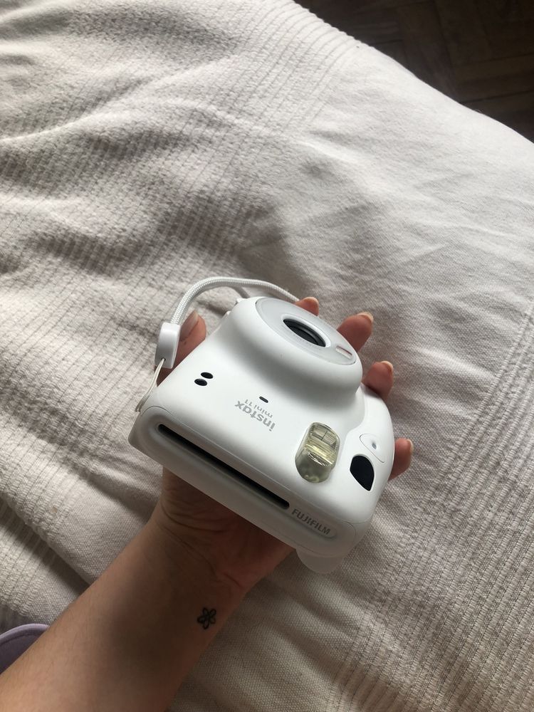 máquina fotográfica INSTAX MINI 11 com estojo e recargas