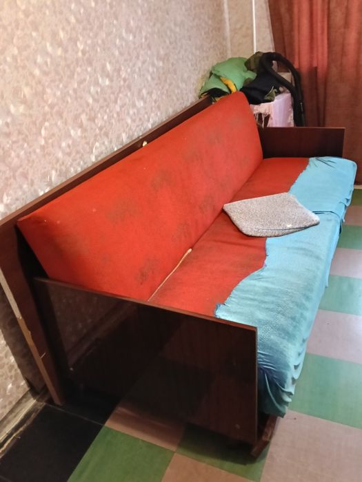 Продам диван ,старенький