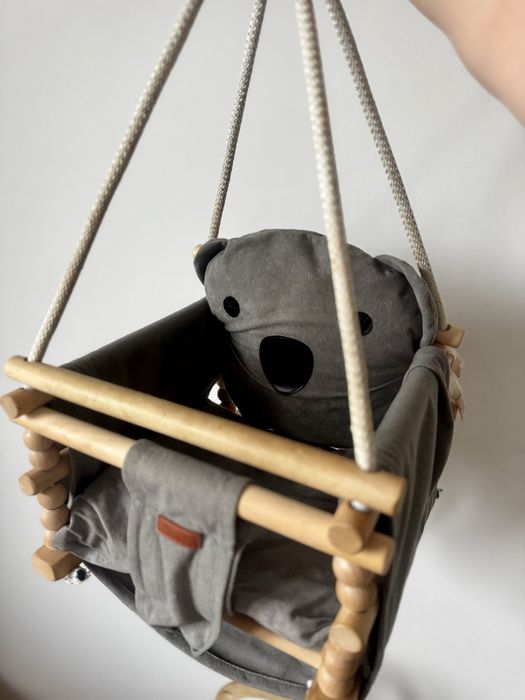 Drewniana huśtawka szary miś koala