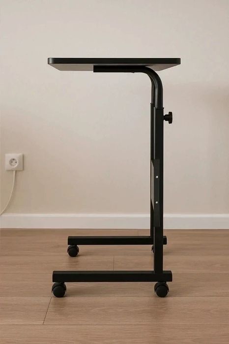 Mobilny stolik pod laptopa z regulacją wysokości na kółkach
