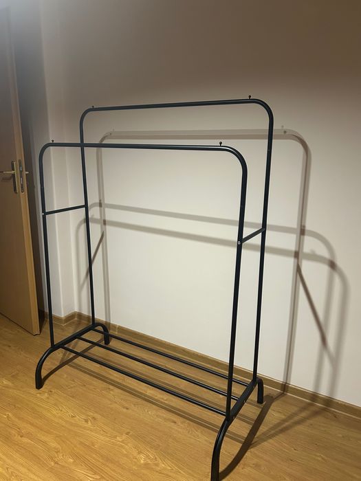 Stojący wieszak na ubrania czarny duży