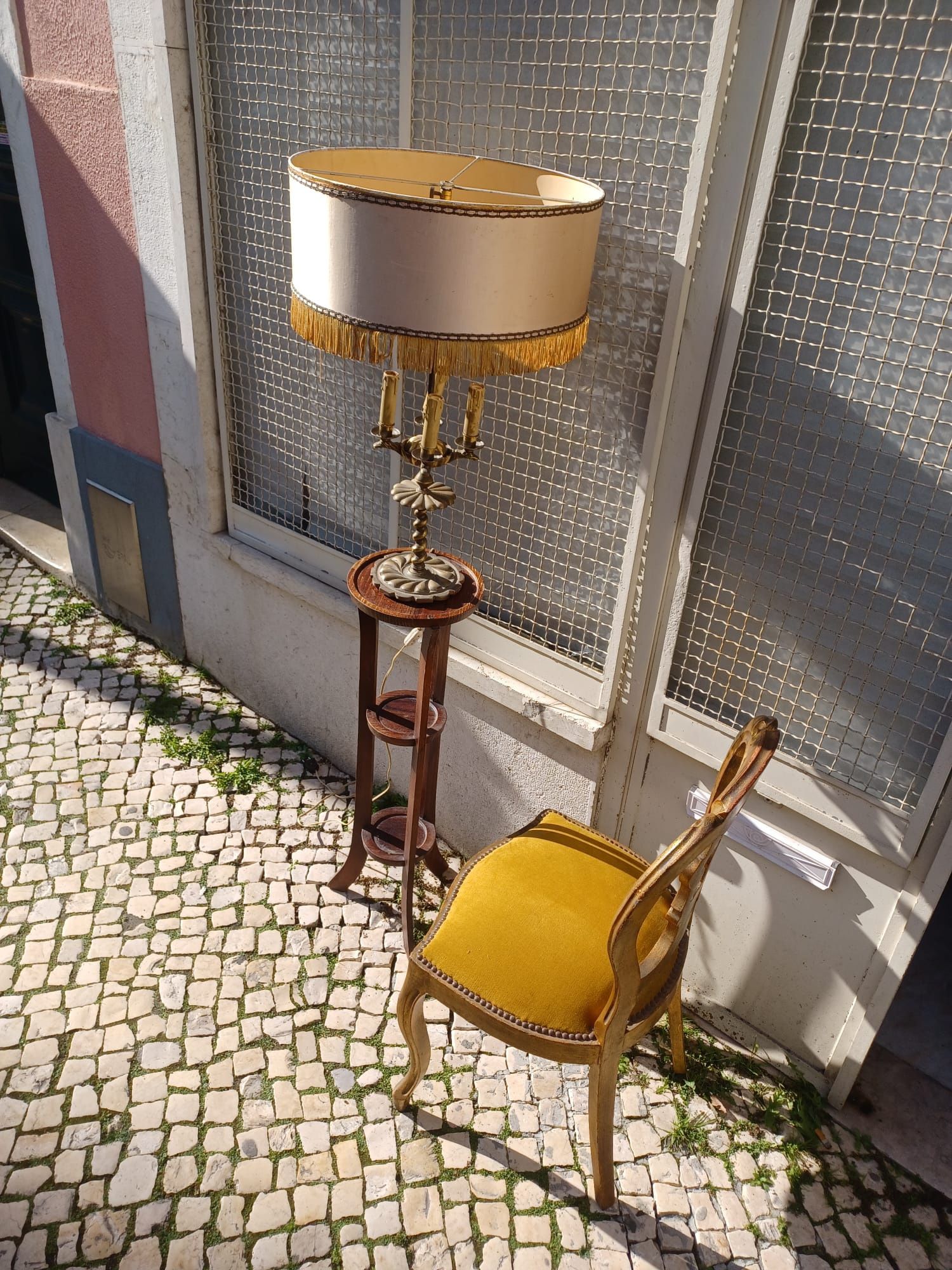 Cadeira estilo francês dourada antiga